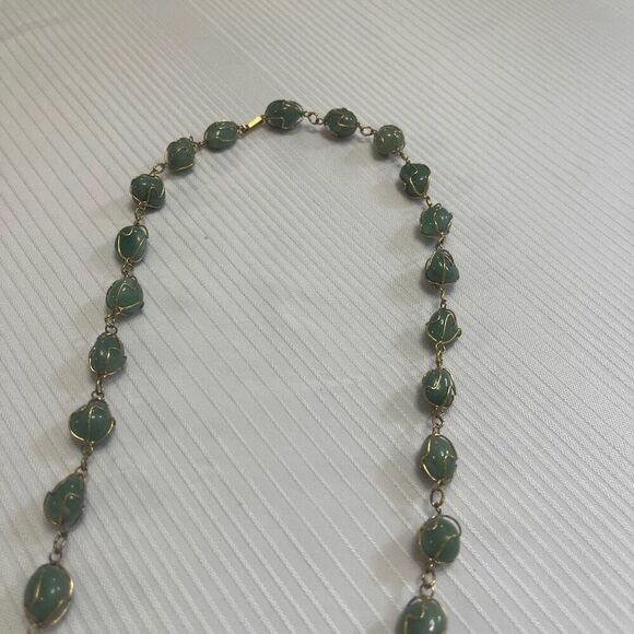 VINTAGE GOLDTONE CAGED WRAPPED WIRE POLISHED GREEN STONE NECKLACE - Picture 2 of 5